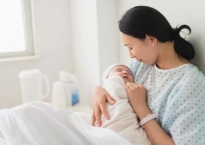Sau sinh nên nằm giường hay nệm? Các loại nệm phù hợp cho mẹ sau sinh