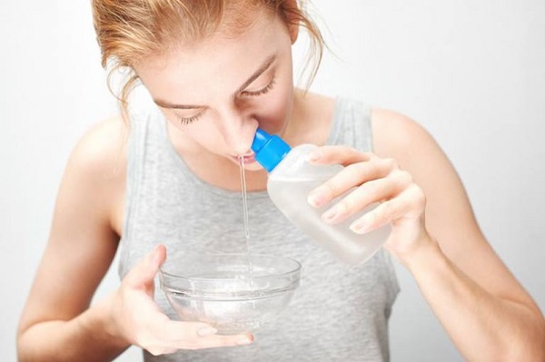 Dùng nước muối sinh lý để trị ngạt mũi