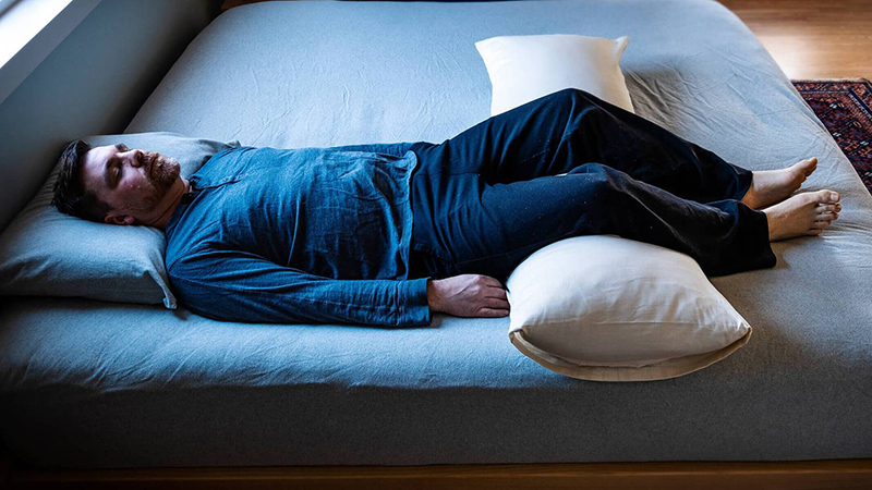  Nằm ngửa, đặt gối dưới đầu gối là tư thế ngủ tốt cho người đau thần kinh tọa