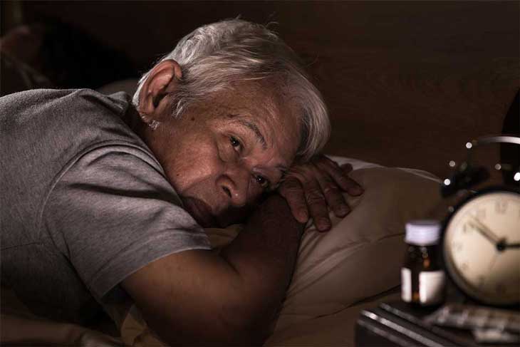 Cách trị mất ngủ cho người già tại nhà