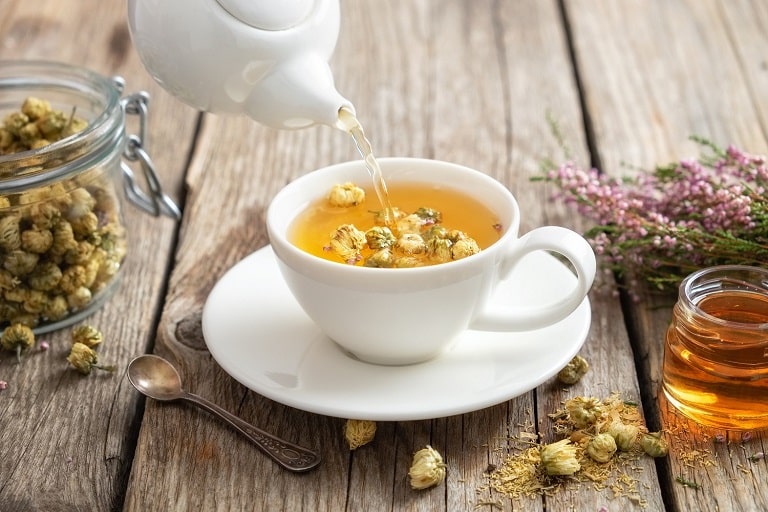 Cải thiện giấc ngủ với mật ong và trà hoa cúc